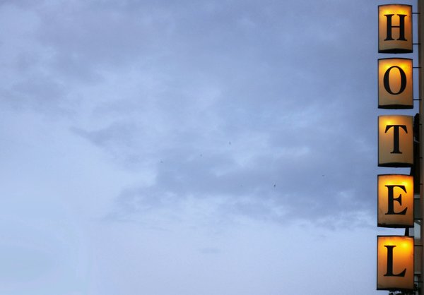 Des enseignes pour hôtel et restaurant qui attirent les clients